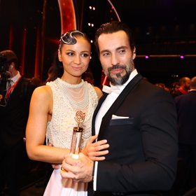 Po boku měl svou krásnou ženu.