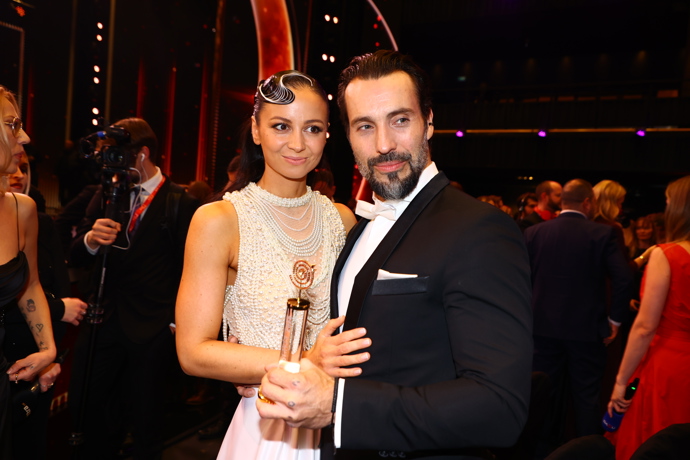 Po boku měl svou krásnou ženu.