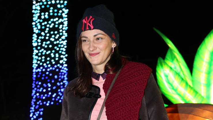 Bára Jánová dorazila s neznámým mužem.