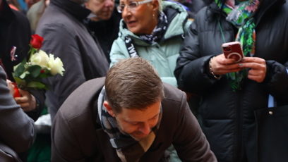 FOTO: Politik Vít Rakušan zapálil svíčku.