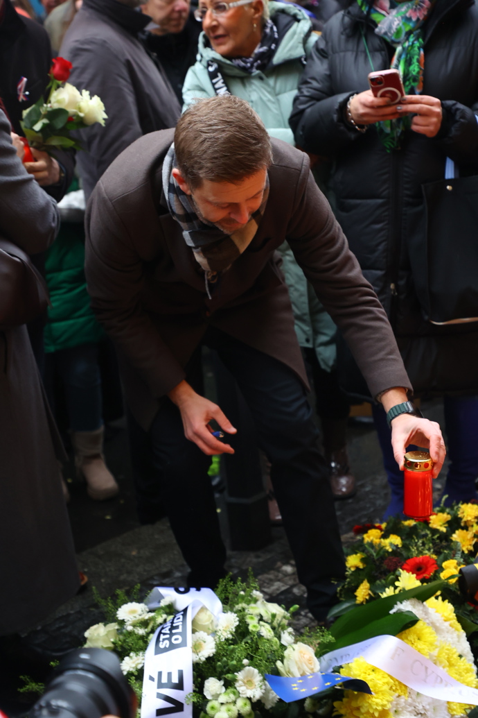 Politik Vít Rakušan zapálil svíčku.