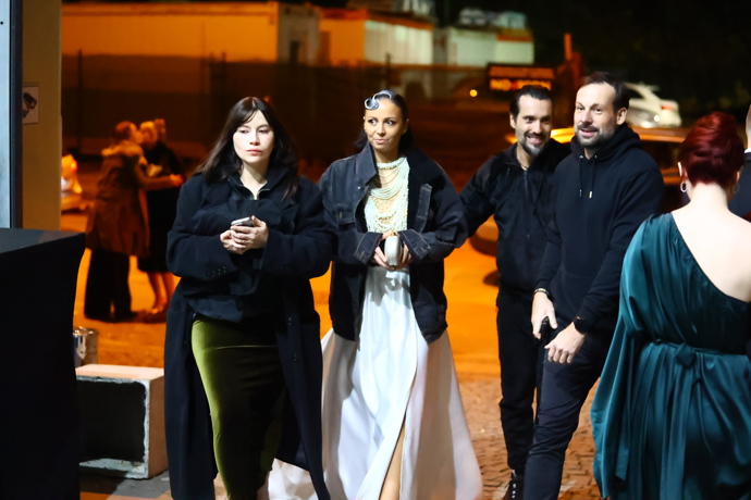 Václav Noid Bárta doprovází svou ženu, která míří domů.
