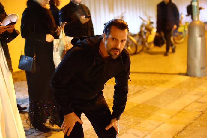 Vašek vyhlíží taxíka.