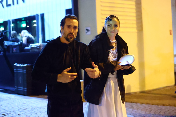 Manželé Bártovi odcházejí z Hudebního divadla Karlín.