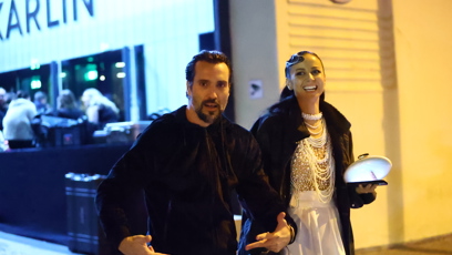 FOTO: Vašek jako správný gentleman doprovodil svou ženu k autu.