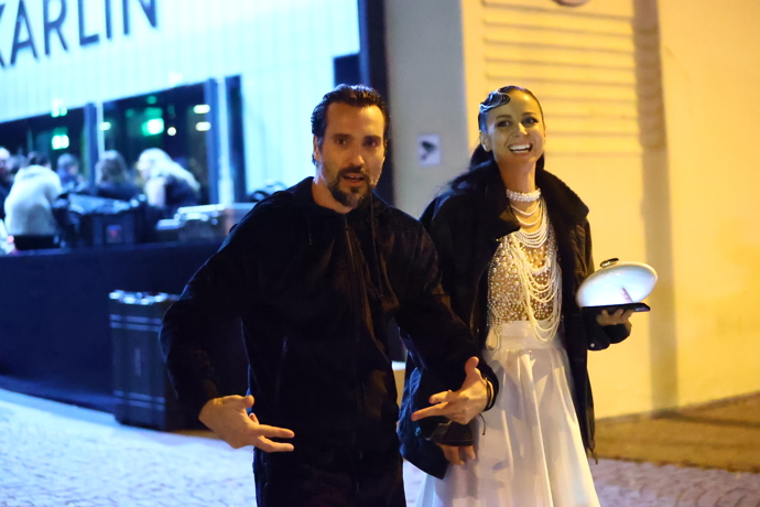 Vašek jako správný gentleman doprovodil svou ženu k autu. 