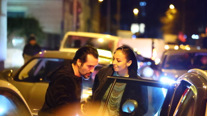 FOTO: Vašek se svou ženou u taxíka.