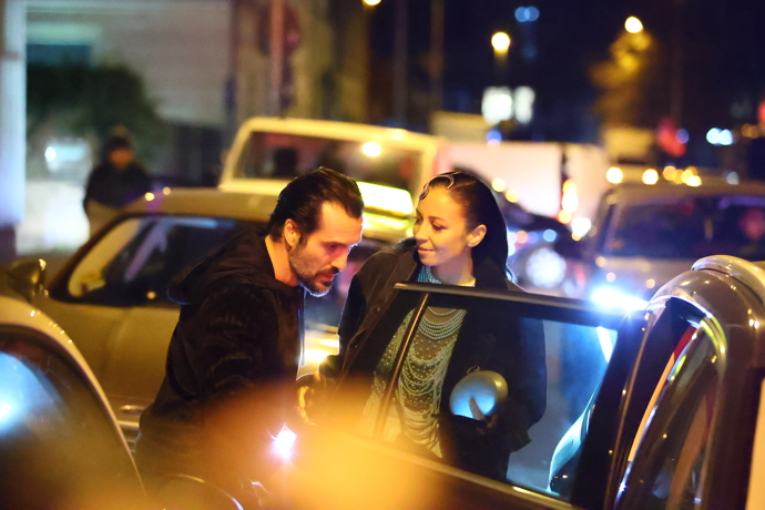 Vašek se svou ženou u taxíka.