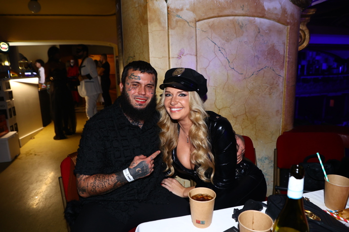 Leo Beránek si užíval pozornost slečny. 