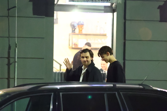 Leoš Mareš na odchodu se synem. 