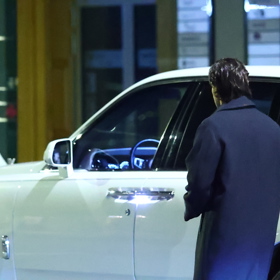 Leoš Mareš nastupuje do svého vozu. 