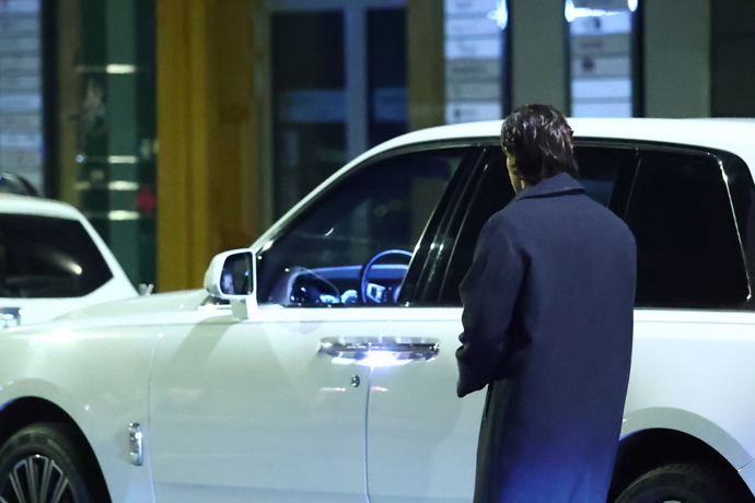 Leoš Mareš nastupuje do svého vozu. 