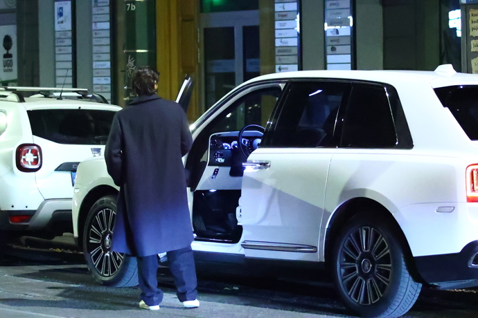 Leoš Mareš odjíždí z afterparty. 