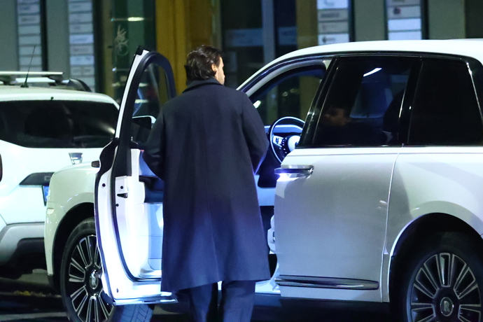 Leoš Mareš nastupuje do svého auta. 