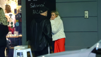 FOTO: Solaříková venku na cigaretě.