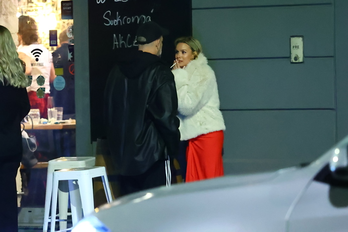 Solaříková venku na cigaretě.