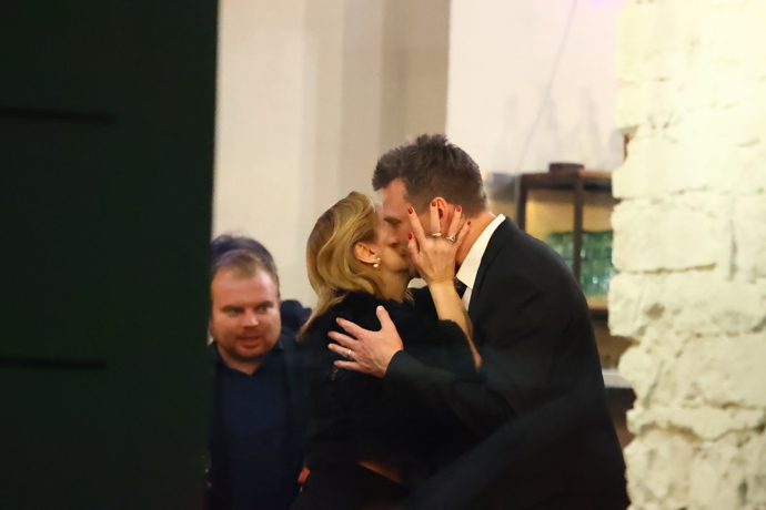 Došlo i na polibky. 