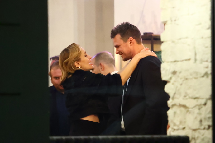 Dvojice se vřele objímala. 