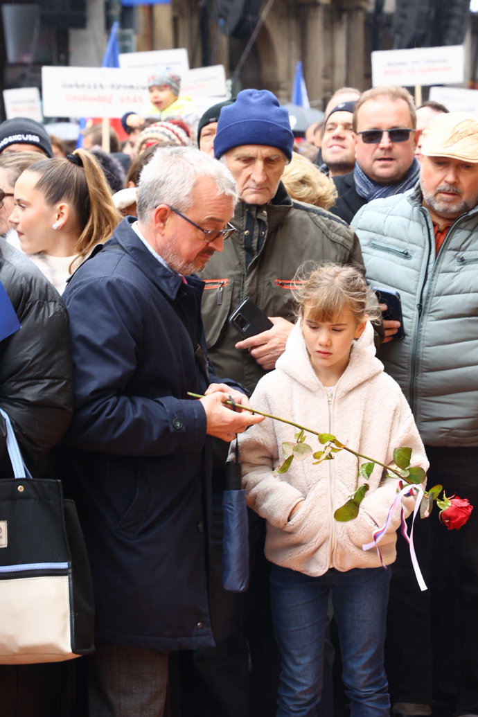 Veřejnost na Národní třídě během oslav 17. listopadu.