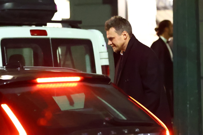 Vojta Dyk nastupuje do vozu. 