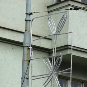 Vánoční světla v Praze 3 navrhly děti z tamních mateřských škol.