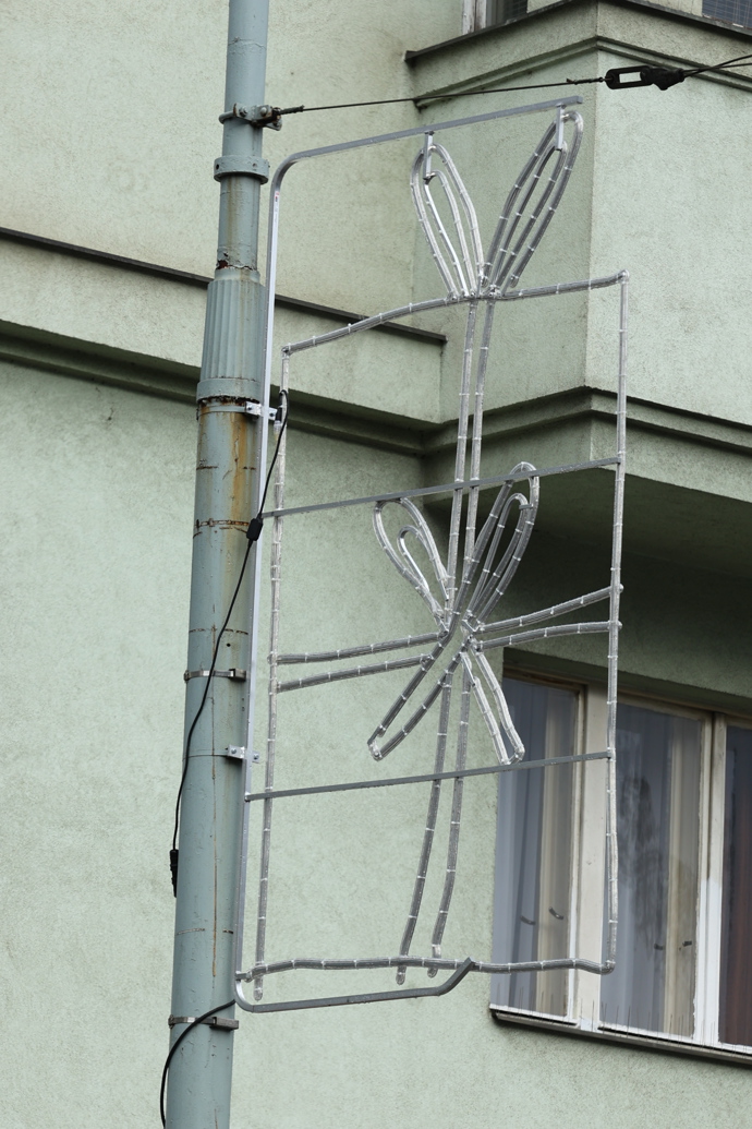 Vánoční světla v Praze 3 navrhly děti z tamních mateřských škol.