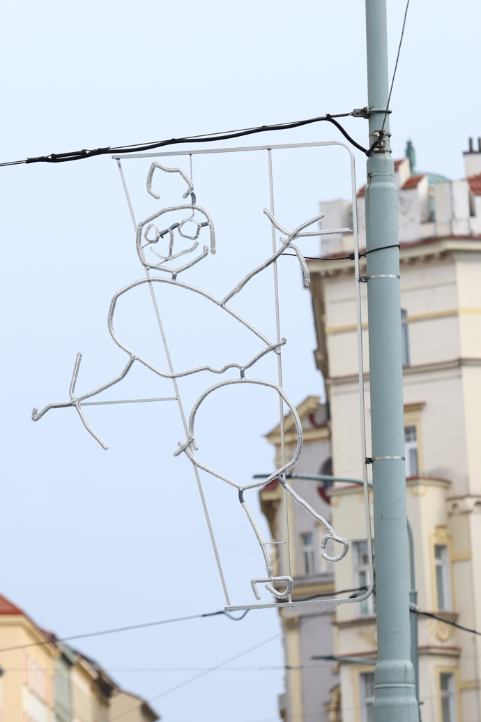 Vánoční světla v Praze 3 navrhly děti z tamních mateřských škol.