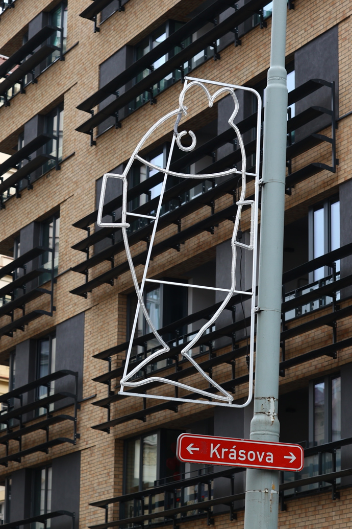 Vánoční světla v Praze 3 navrhly děti z tamních mateřských škol.