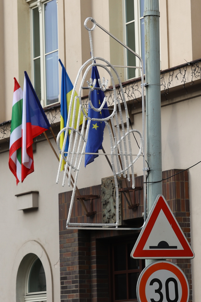 Vánoční světla v Praze 3 navrhly děti z tamních mateřských škol.