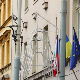 Vánoční světla v Praze 3 navrhly děti z tamních mateřských škol.