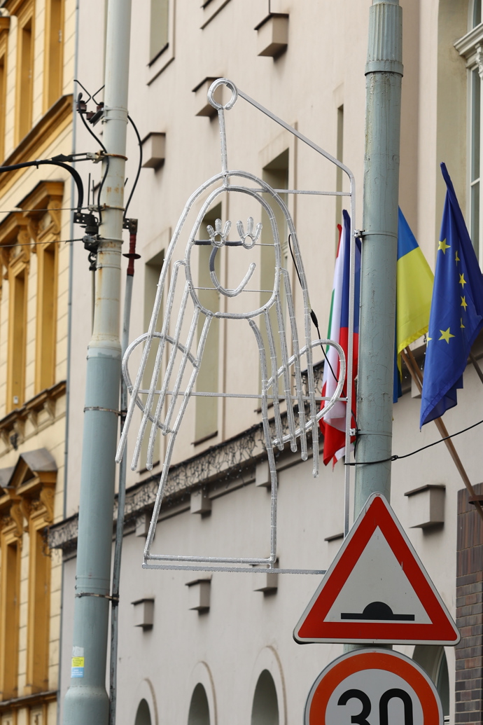 Vánoční světla v Praze 3 navrhly děti z tamních mateřských škol.