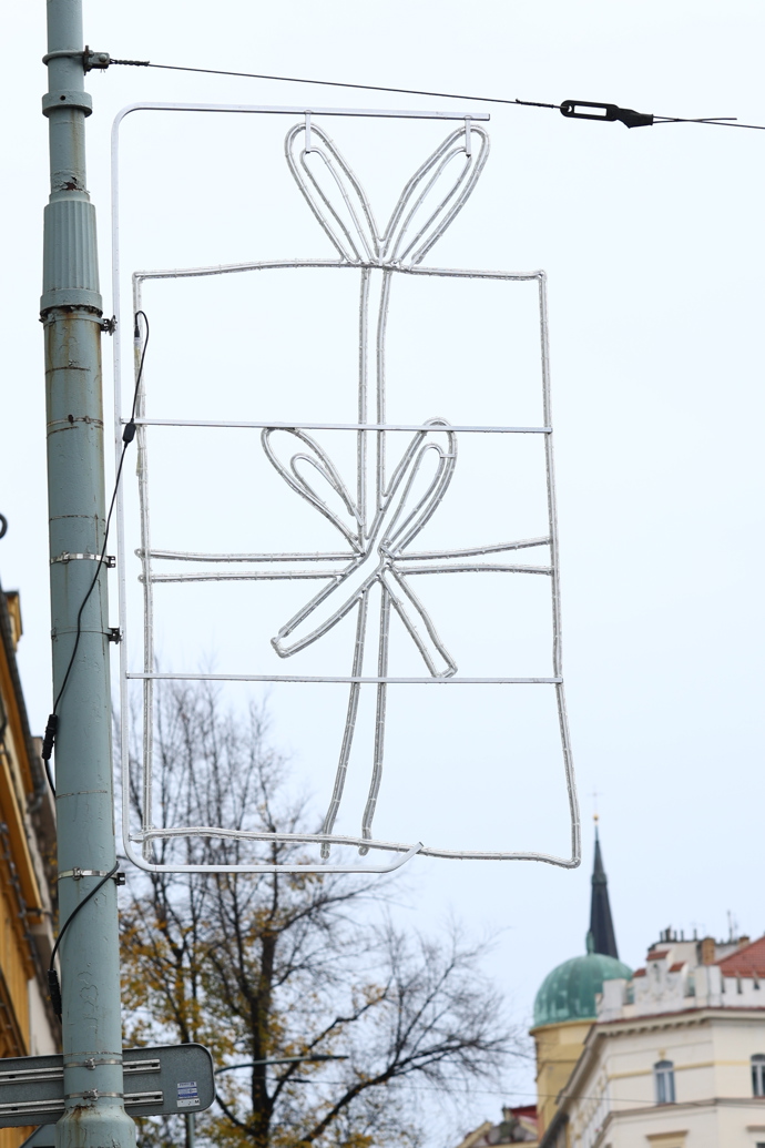 Vánoční světla v Praze 3 navrhly děti z tamních mateřských škol.