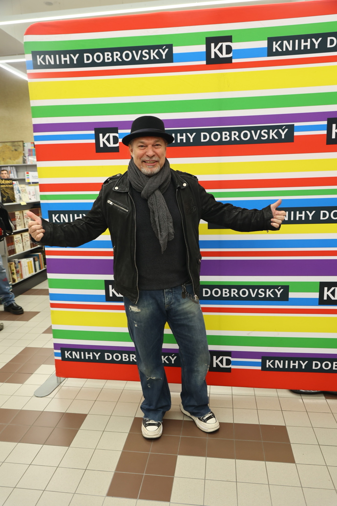 Petr Kolář s úsměvem od ucha k uchu. 