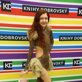 Eva Toulová vytahuje jeden šílený outfit za druhý.