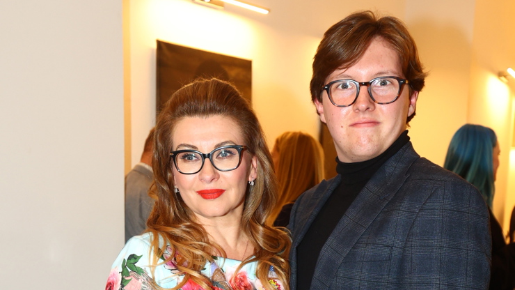 Syn se navrátil zpět do Prahy. 