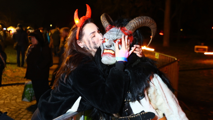 Lidé čerty i líbali.