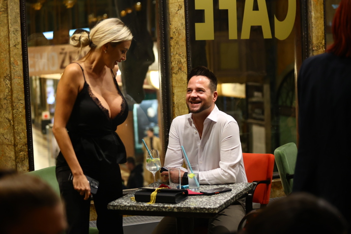 Denise Ayverdi ukázala hluboký výstřih.