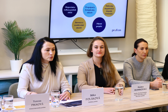 Jitka Poláková představuje nový krizový byt pro týrané ženy.