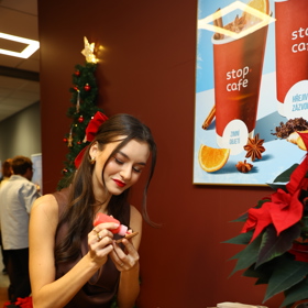 Julie Hojdyszová při zdobení perníčků.