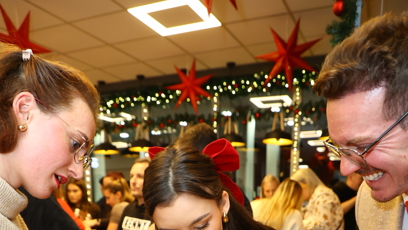 FOTO: Julie Hojdyszová při zdobení perníkové chaloupky.