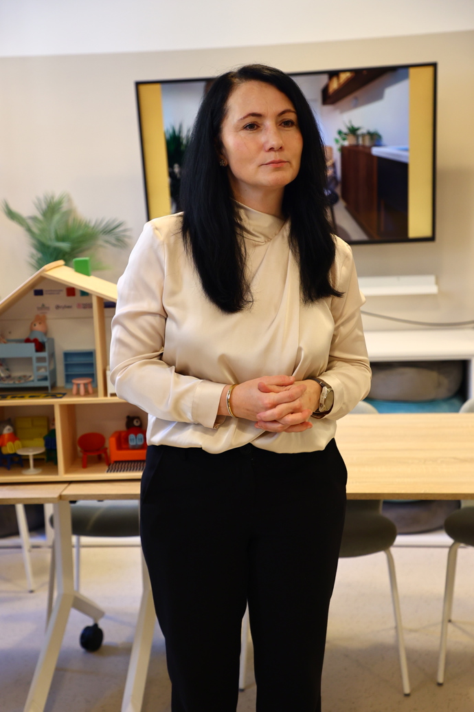 Jitka Poláková představuje nový krizový byt pro ženy.