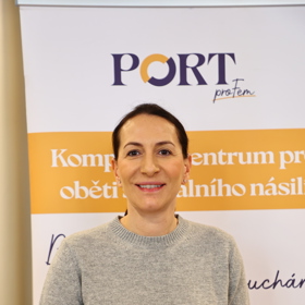 Alexandra Udženija na představení krizového bytu orgamizace proFem.