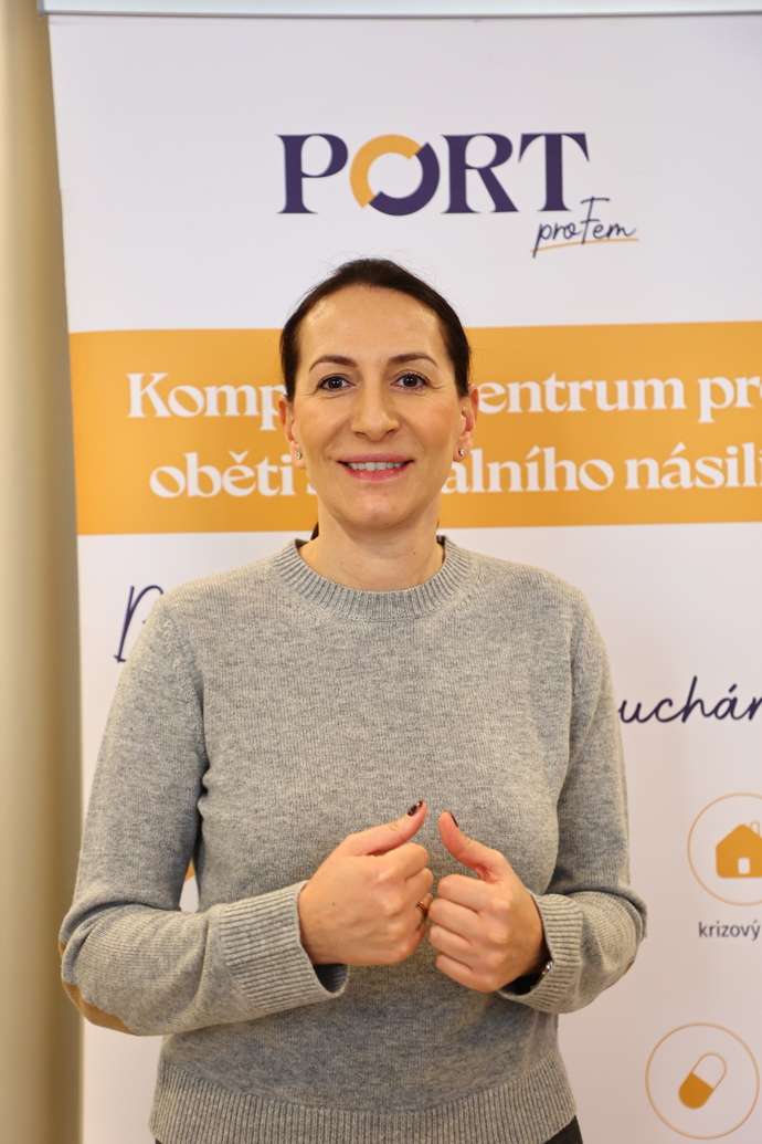 Alexandra Udženija na představení krizového bytu orgamizace proFem.