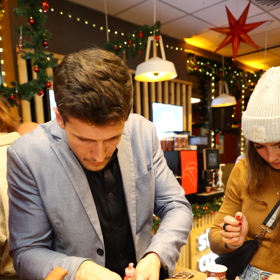 Jan Solfronk při zdobení perníkové chaloupky. 