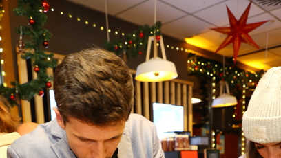 FOTO: Jan Solfronk při zdobení perníkové chaloupky.