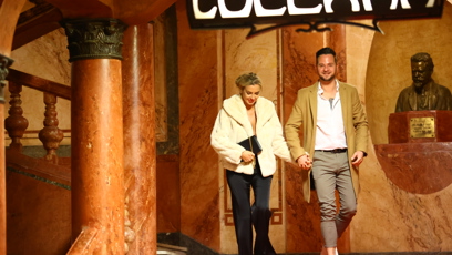 FOTO: Denise Ayverdi při odchodu.