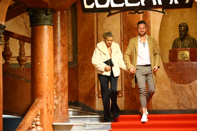 Denise Ayverdi při odchodu.