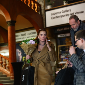 Denisa Nesvačilová s cigárkem.