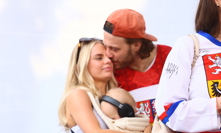 Velké tajemství Davida Pastrňáka odhaleno. Hokejista čeká s krásnou Rebeccou druhé miminko