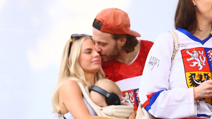 David Pastrňák líbá svou snoubenku.